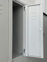 Schließfachschrank, 2/4/6 Türen, Sockel, Breiten 30/60/90cm